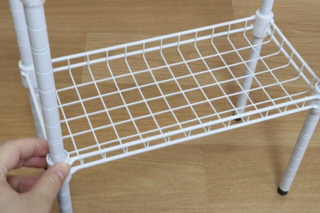ダイソーのジョイントラック用棚（30cm×15cm、白）とポール（39cm、白）とジョイントラック用固定部品（白）でラックを組み立てる