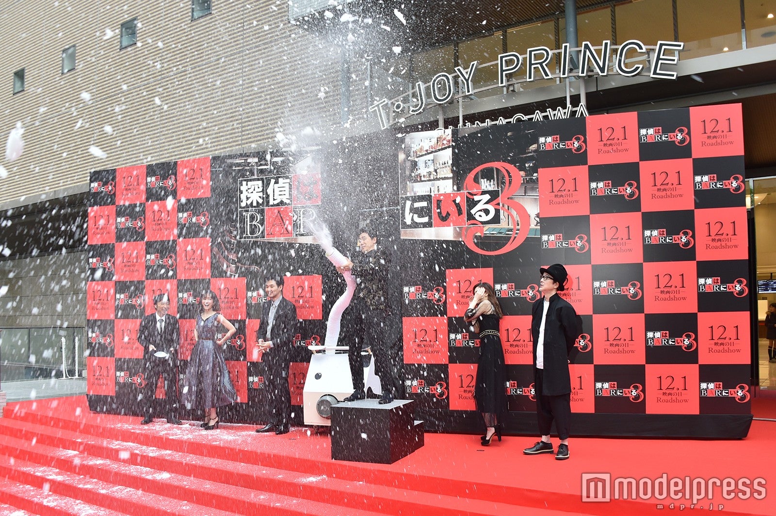 初雪を降らせた大泉洋（中央） （C）モデルプレス