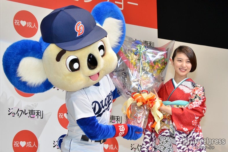 【左から】プロ野球「中日ドラゴンズ」のマスコット「ドアラ」、武井咲