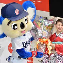 【左から】プロ野球「中日ドラゴンズ」のマスコット「ドアラ」、武井咲