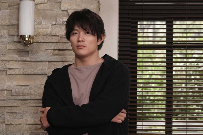 「レンアイ漫画家」鈴木亮平(C)フジテレビ