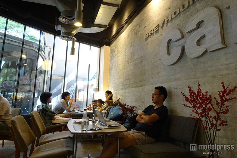 様々な客層が訪れる「GREYHOUND Cafe」