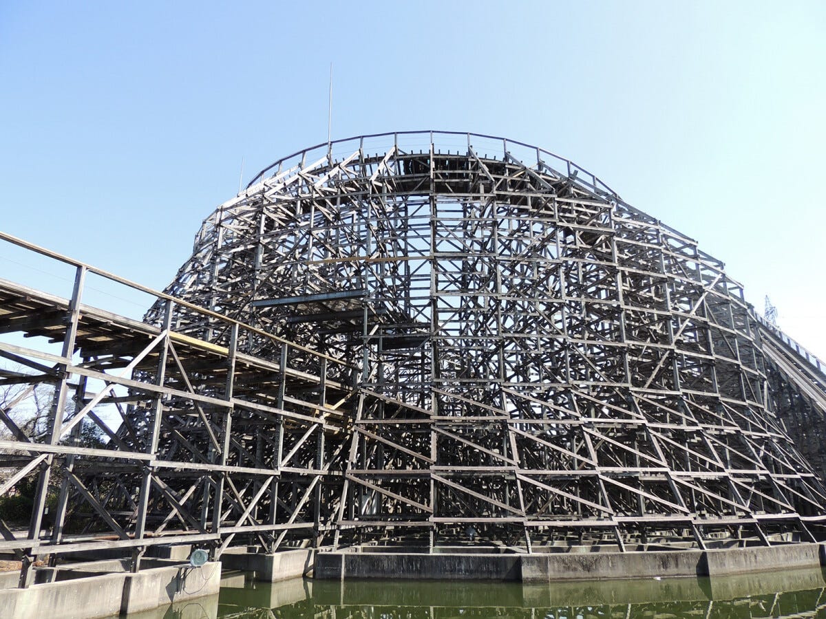 コースターの出口近くにある橋から見たカット。コース上をライドが走っています。これがひとつ前の画像と同じ瞬間です