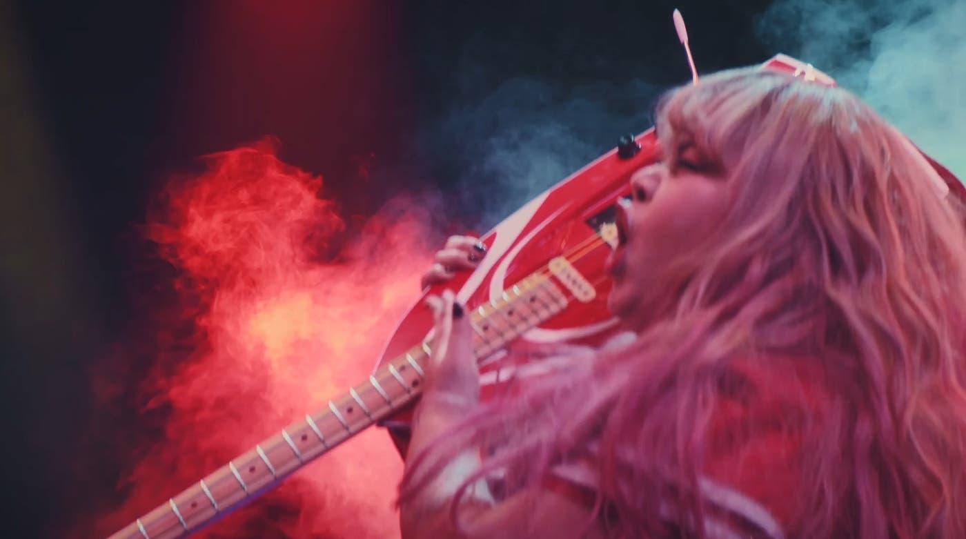 ロックミュージシャン“NAOMI”になりきり/渡辺直美