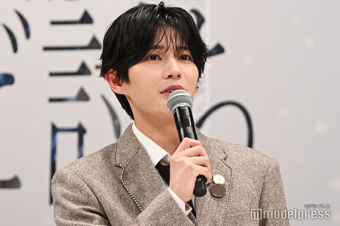 午年なのでかっこよく馬に乗りたい長尾謙杜(C)モデルプレス