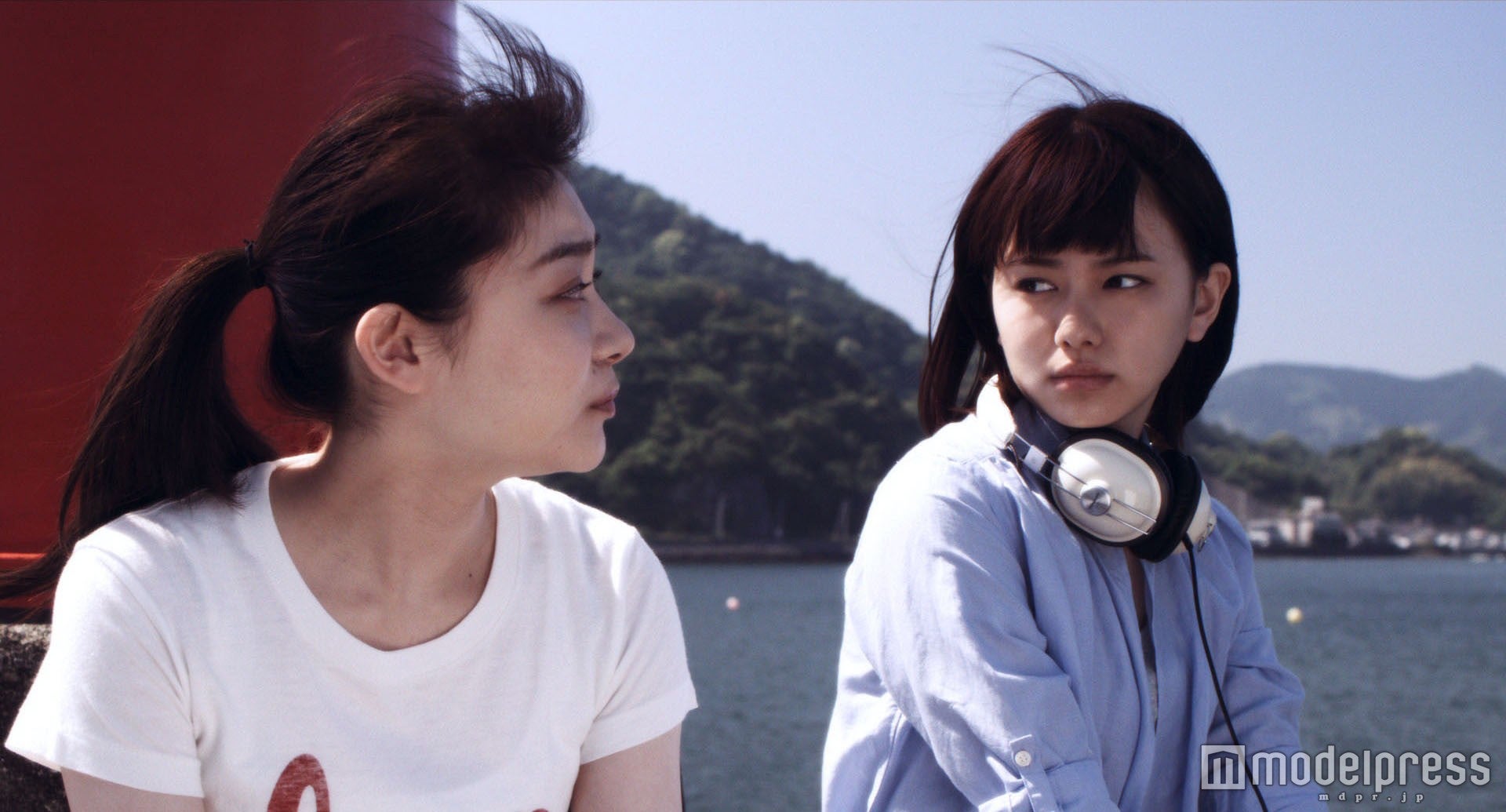 三浦透子・山本舞香／映画「桜ノ雨」より（C）2015 halyosy、藤田遼、雨宮ひとみ、スタジオ・ハードデラックス／PHP研究所／『桜ノ雨』製作委員会