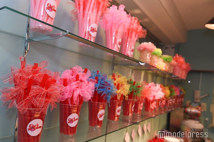 カウンターの後ろもリボンでいっぱい（C）ビューティーガール