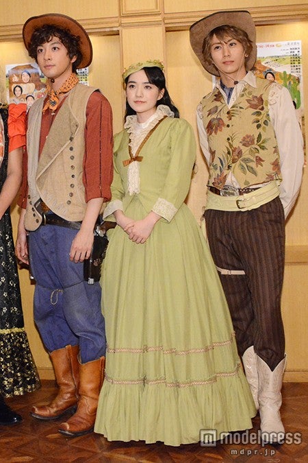 小島藤子（中央）