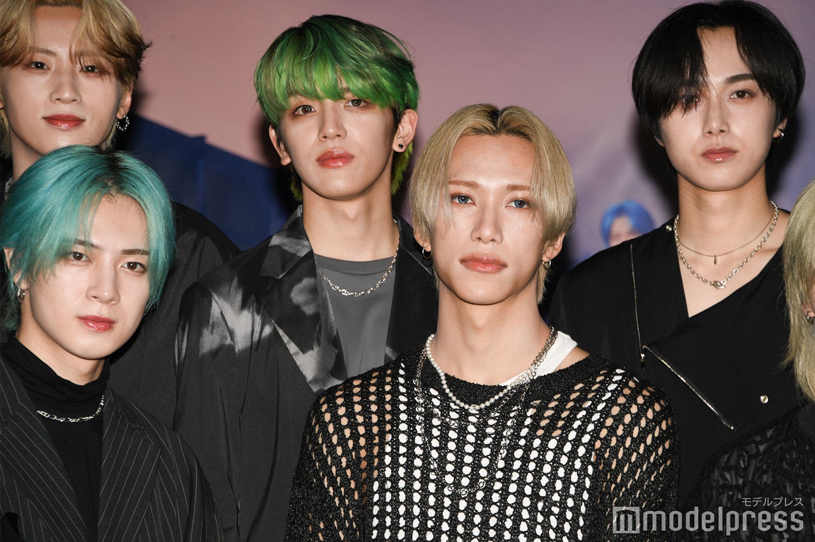 （左上から時計回りに）許豊凡、高塚大夢、尾崎匠海、佐野雄大、池崎理人（C）モデルプレス