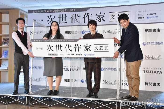 (左から)石製インコ氏、挟倉朏氏、神木隆之介、鹿ノ倉いるか氏(C)モデルプレス