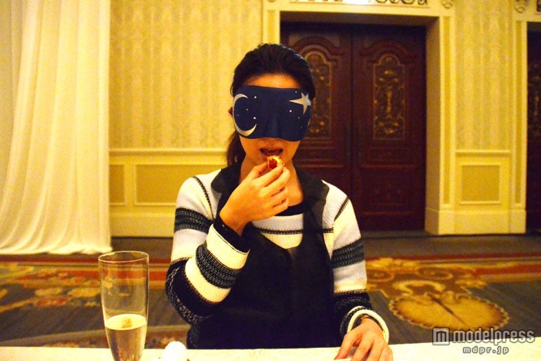 ディズニー、話題の“目隠しレストラン”を体験してみた