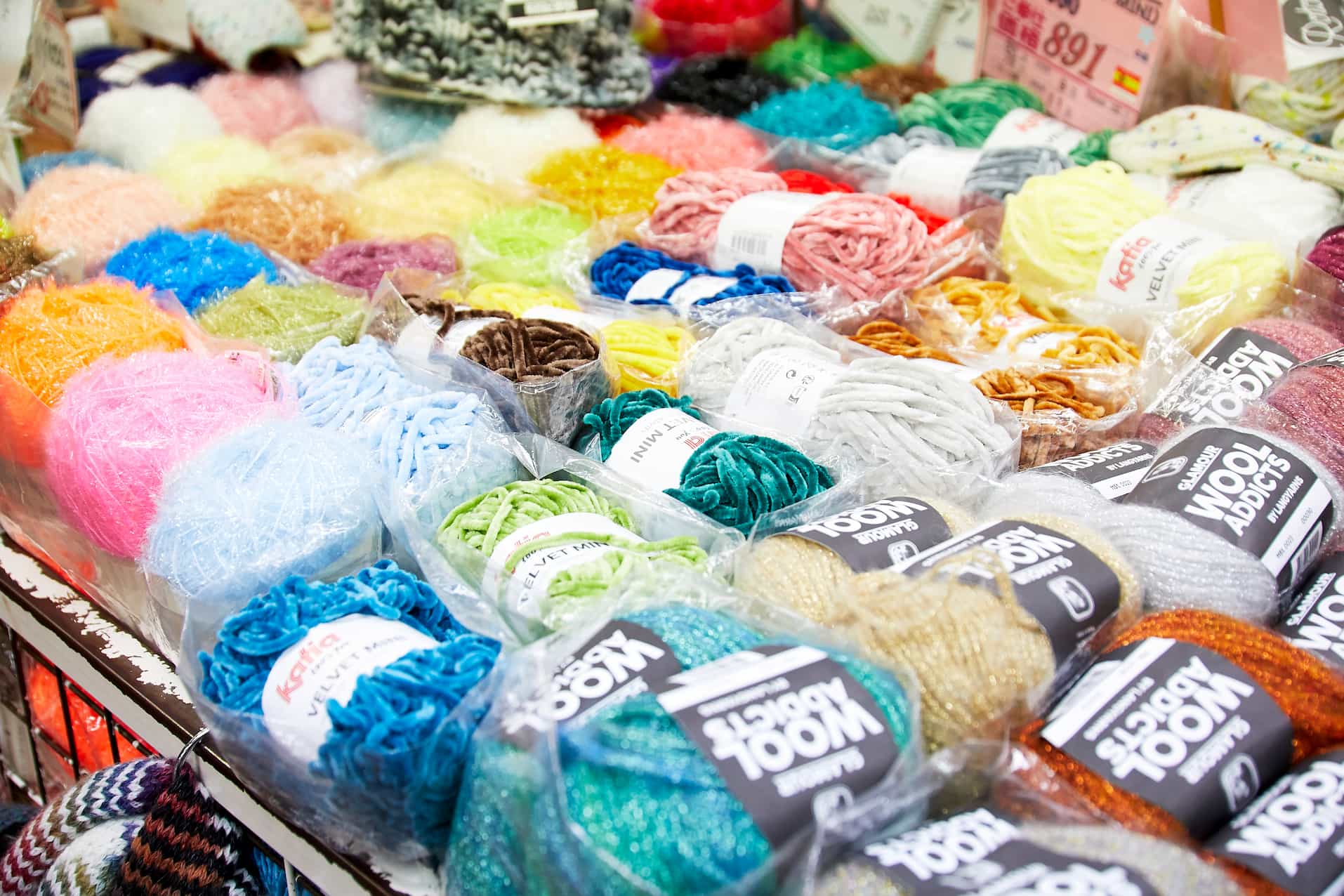 【大阪】編み物デビューするならここ！ 世界中の毛糸を取り扱う老舗手芸品店でマフラー作りに挑戦