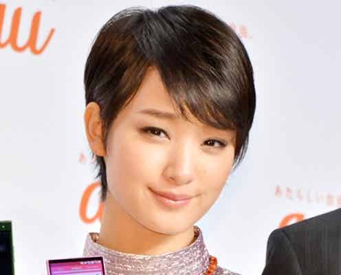 剛力彩芽、艶やかミニドレスで大人の色気