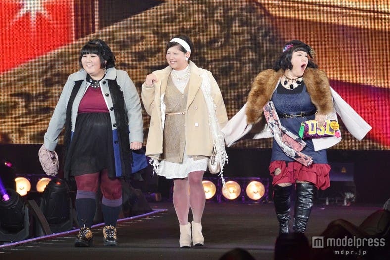 ファッションフェスタ「第19回 東京ガールズコレクション 2014 AUTUMN/WINTER」に出演した(左から)酒井藍、馬場園梓(アジアン)、バービー(フォーリンラブ)