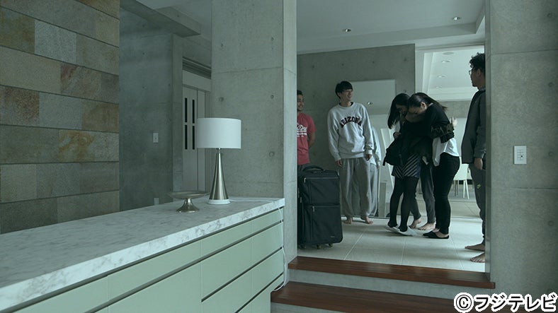 悠里子（手前）を見送るメンバー『TERRACE HOUSE BOYS ＆ GIRLS IN THE CITY』10th WEEK（C）フジテレビ／イースト・エンタテインメント