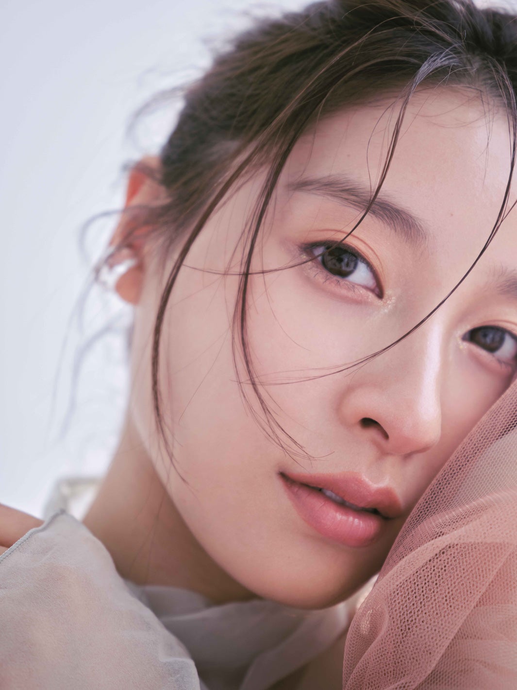 土屋太鳳／林由香里の透明感際立つメイク／撮影：柴田フミコ（画像提供：小学館）