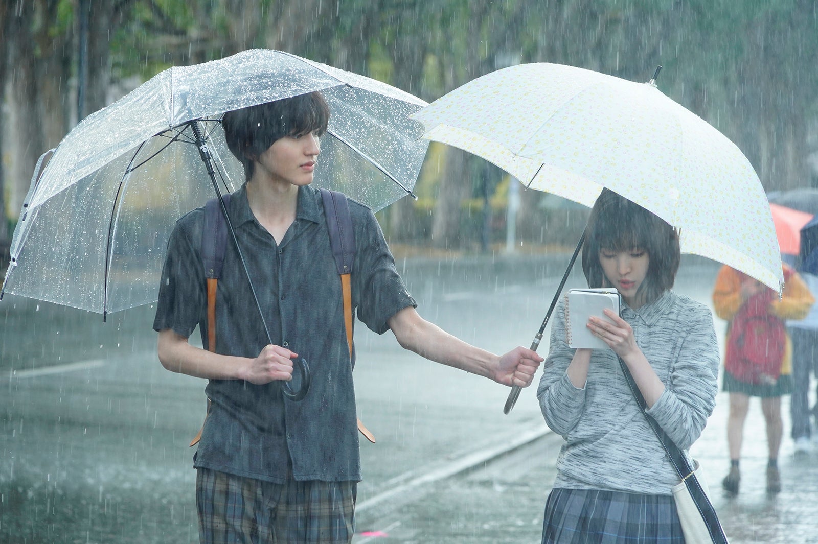 道枝駿佑、福本莉子（C）2022「今夜、世界からこの恋が消えても」製作委員会