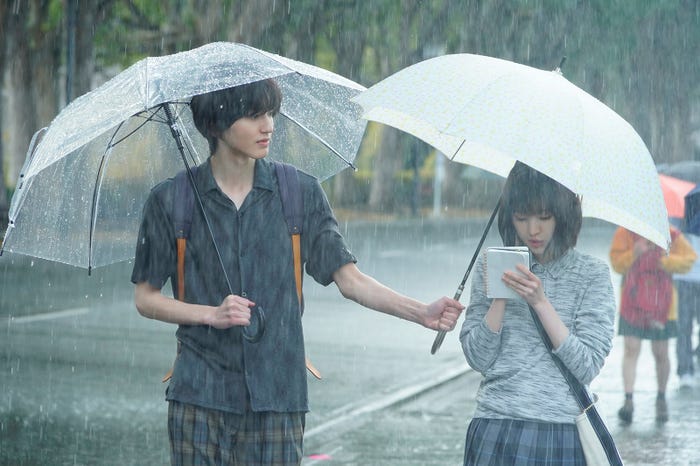 道枝駿佑、福本莉子(C)2022「今夜、世界からこの恋が消えても」製作委員会