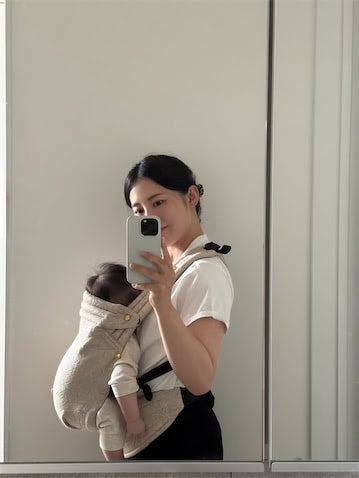 37歳美人ものまねタレント、0歳第二子を抱っこし“親子”ショット「丸いフォルムがたまらん」