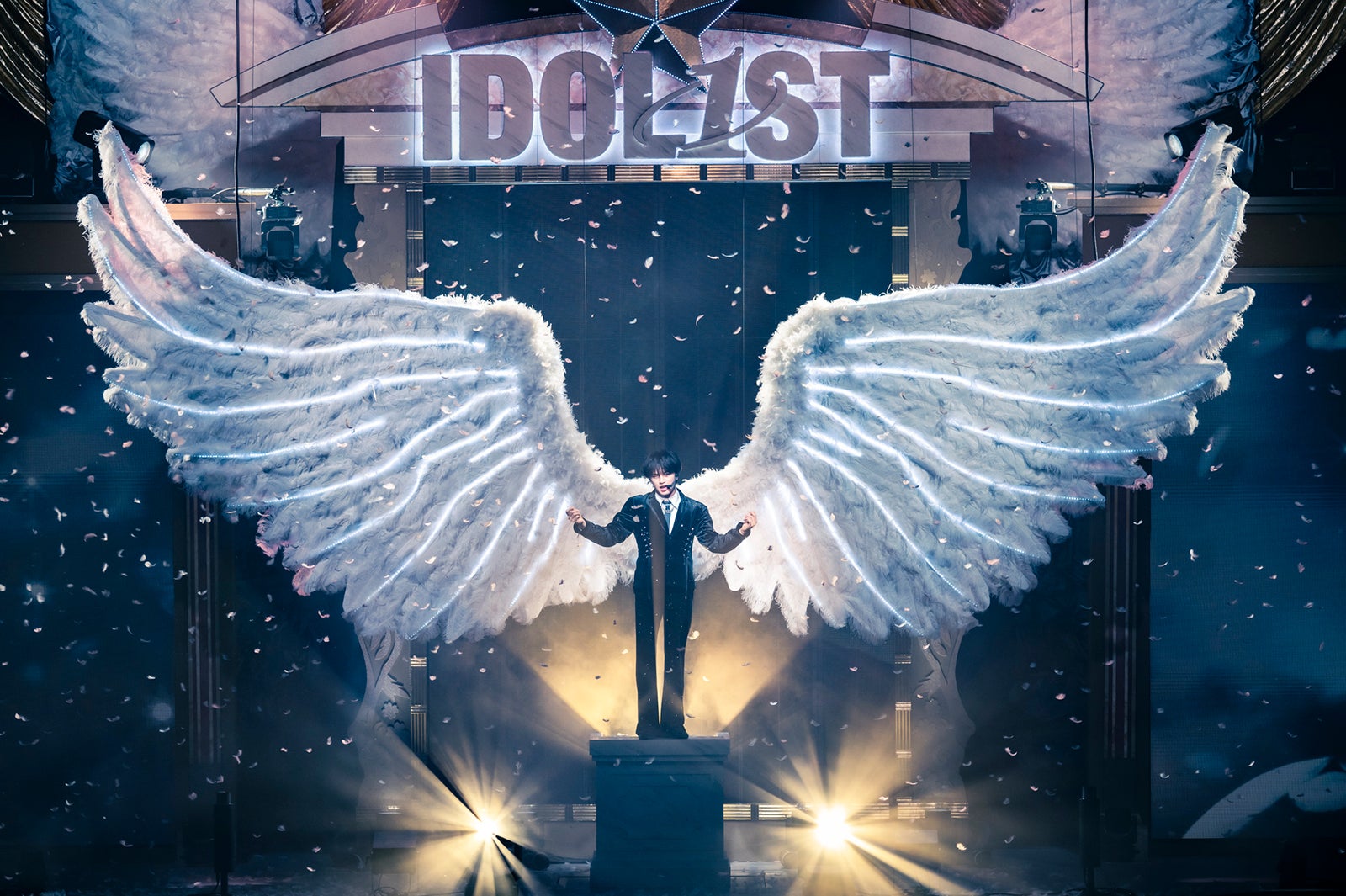 巨大な羽を背負う“IDOL1ST 中島健人”／「“IDOL1ST 中島健人” LIVE TOUR 2026」より／撮影：田中聖太郎（提供写真）