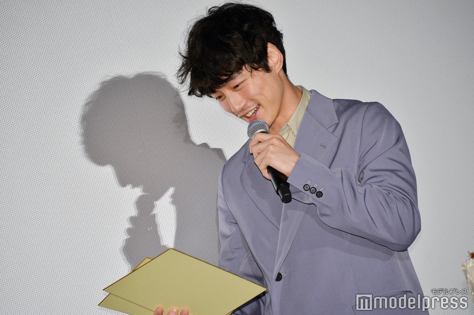 プレゼントされた色紙を嬉しそうに見る坂口健太郎 （C）モデルプレス