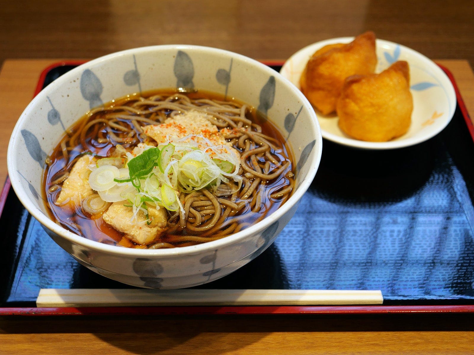 名物の「とり肉そば」（税込440円）と「いなり」（2個、税込160円）（筆者撮影）