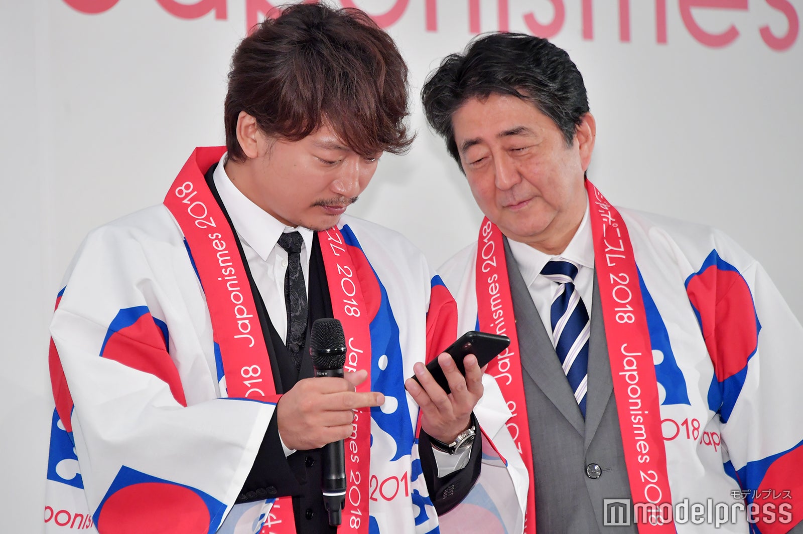 香取慎吾＆安倍首相が自撮りをチェック中（C）モデルプレス