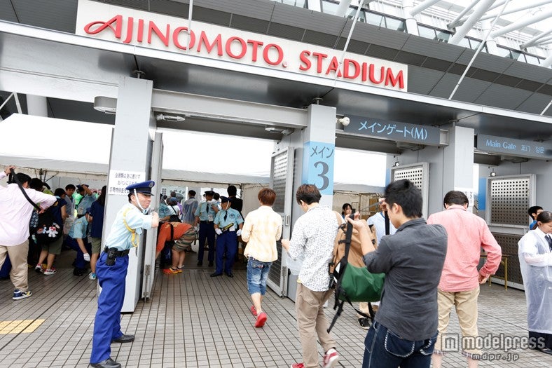 「大島優子卒業コンサート in 味の素スタジアム ～6月8日の降水確率56％（5月16日現在）、てるてる坊主は本当に効果があるのか？～」（C）AKS