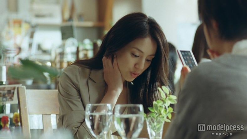 井川遥／新CM「auスマートパス アプリ取り放題」篇より