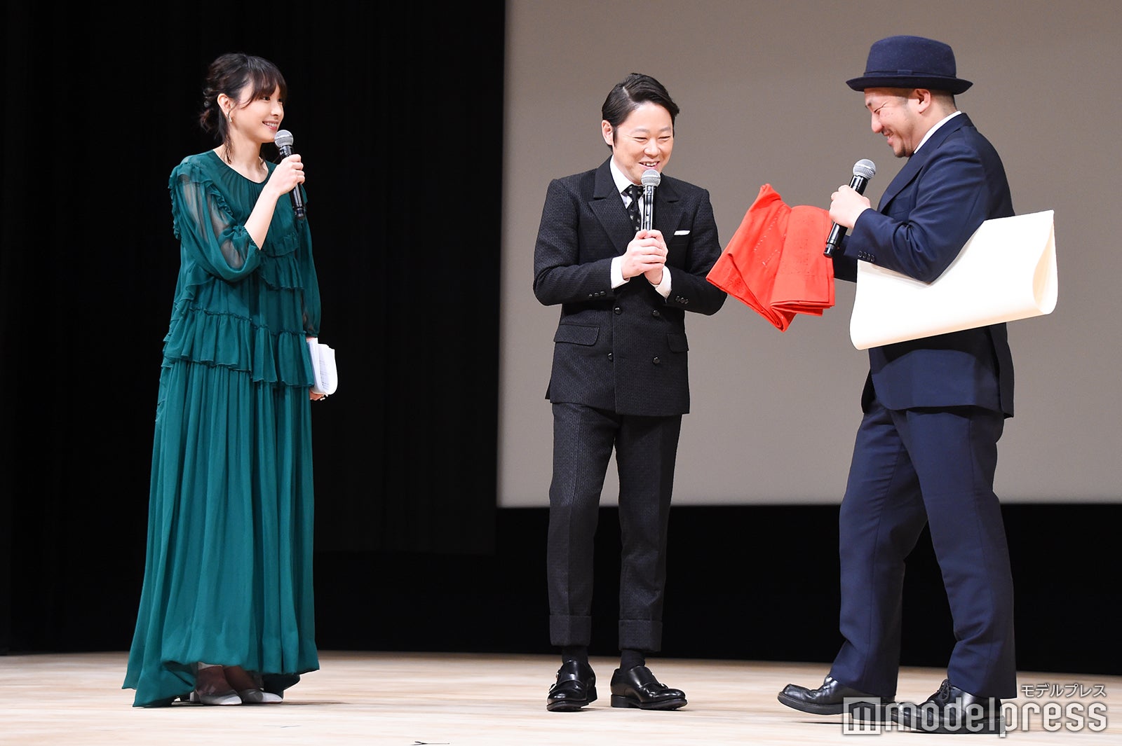 新垣結衣、阿部サダヲ、 白石和彌監督（C）モデルプレス