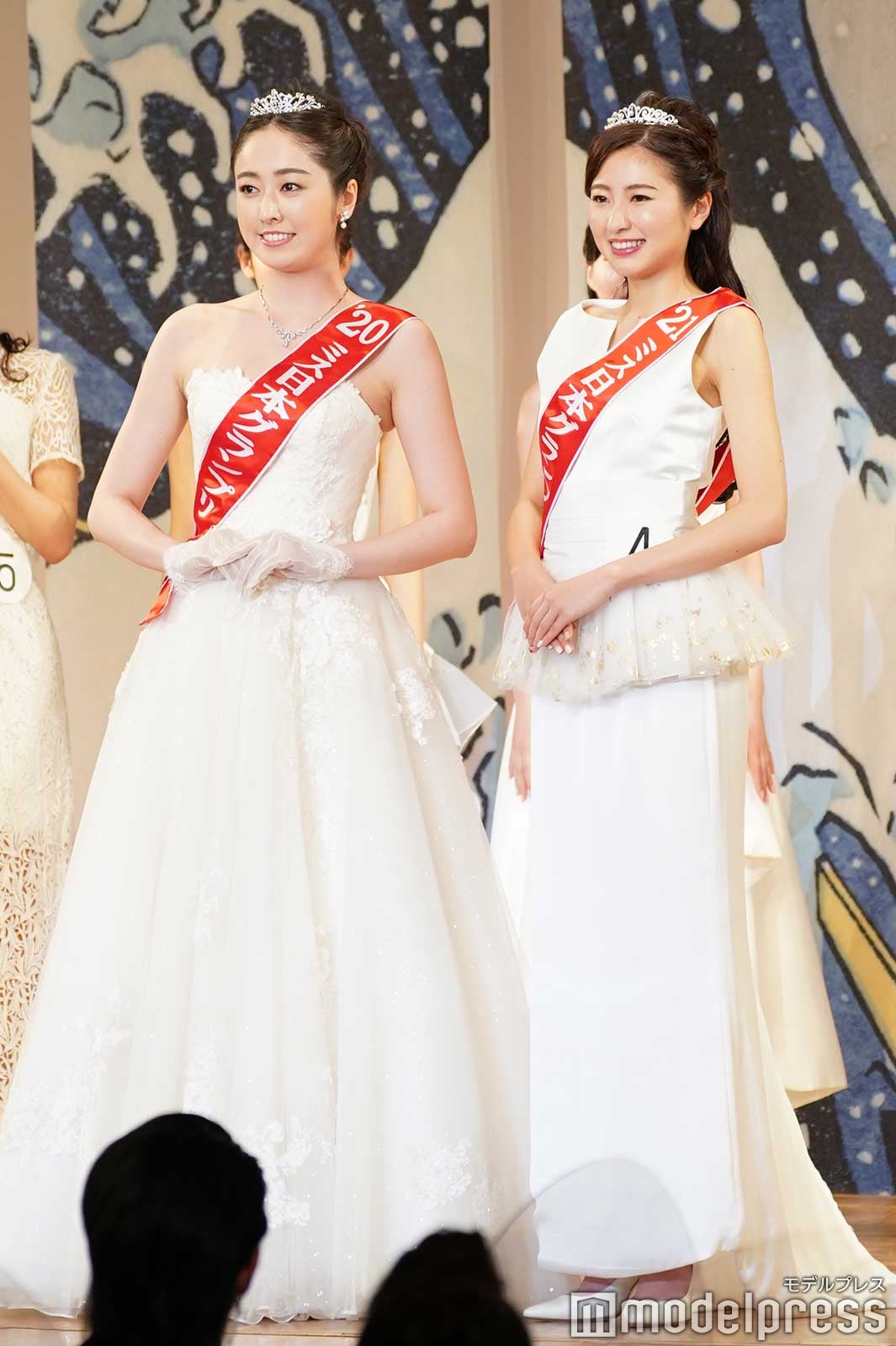 （左）昨年グランプリの小田安珠さん、松井朝海さん （C）モデルプレス