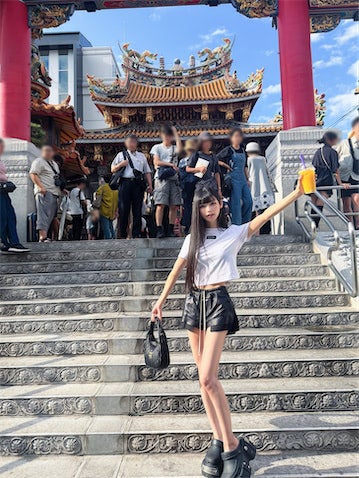 「スタイル良すぎて五度見した」23歳セクシー女優、手足の長さに驚くショーパン姿を披露