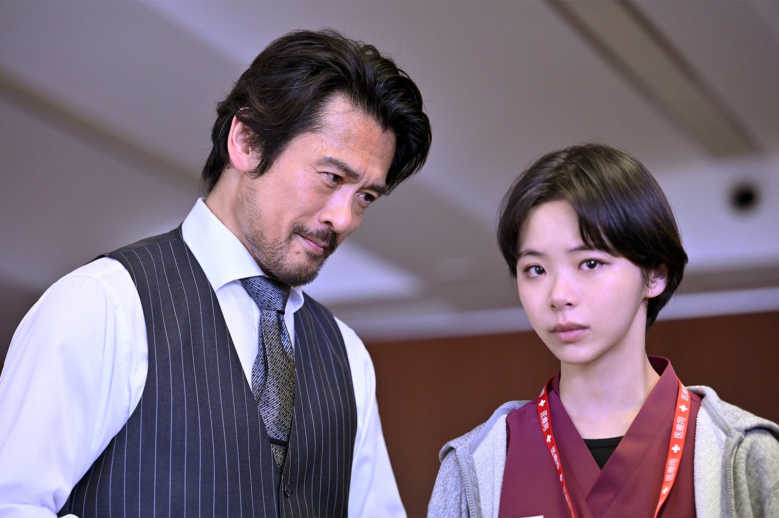 内野聖陽、趣里「ブラックペアン シーズン２」第2話より（C）TBS