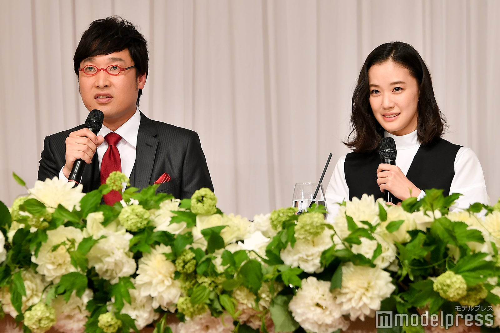 山里亮太＆蒼井優（C）モデルプレス