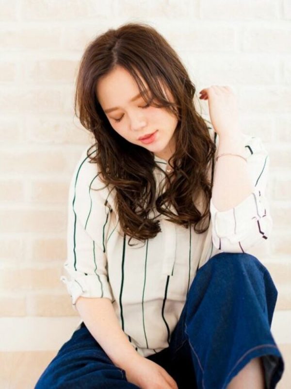 パーマ ロングは前髪なしで大人っぽく 30代 40代に似合うスタイルをご紹介 モデルプレス パーマ ロングは前髪なしで大人っぽく 30代 40代に似合うスタイルをご紹介 モデルプレス