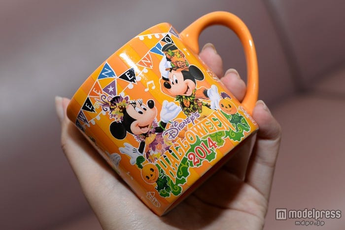 「ハッピーハロウィーンハーベスト」のミッキーとミニーらが描かれている