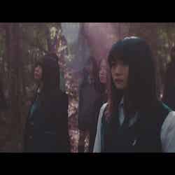 欅坂46「避雷針」MVより（写真提供：ソニー・ミュージックレーベルズ）