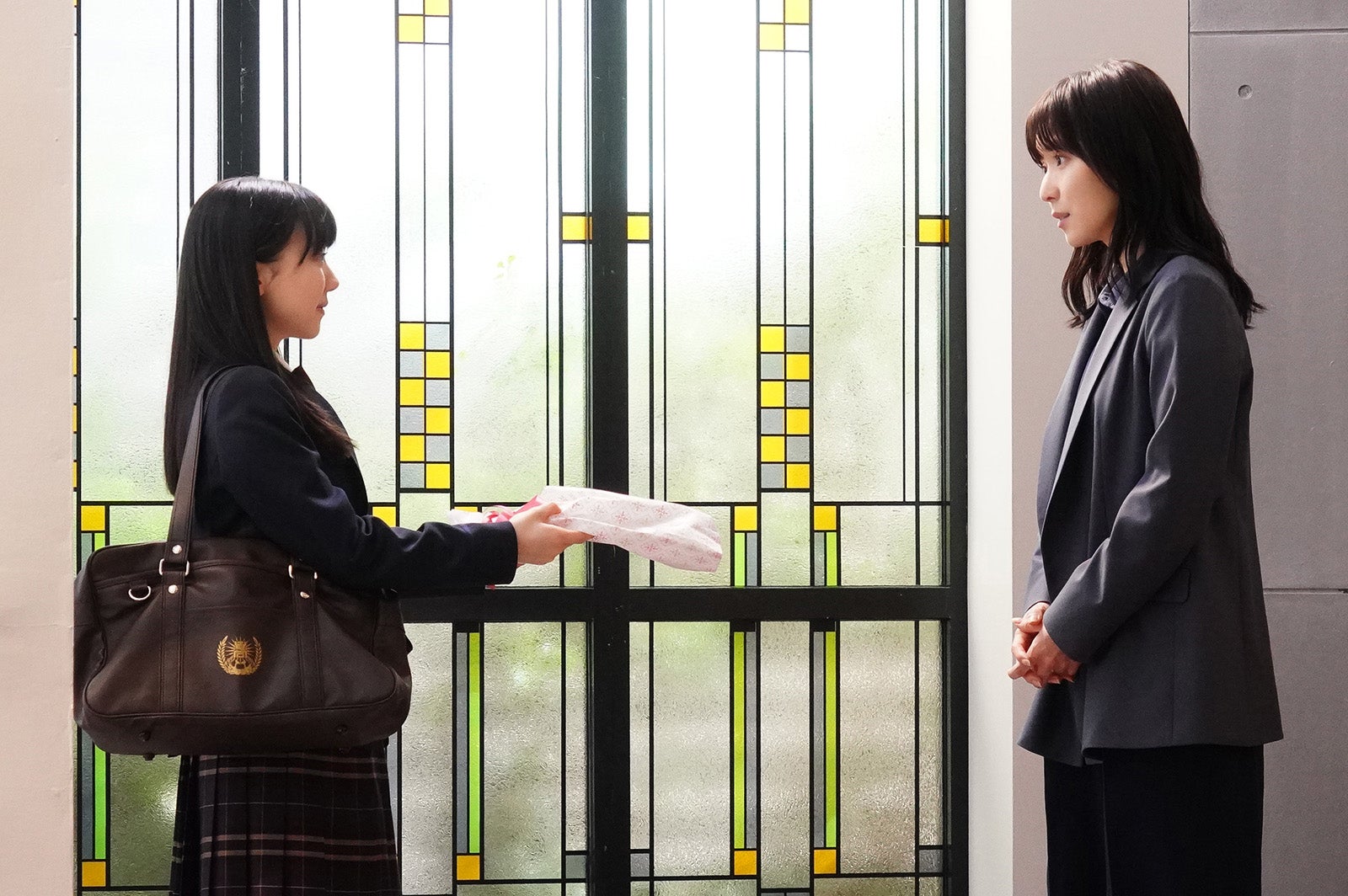 芦田愛菜、松岡茉優「最高の教師 1年後、私は生徒に■された」第6話より（C）日本テレビ