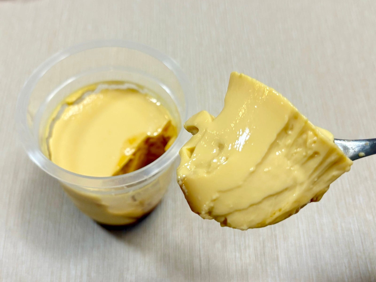 卵黄のみ使用の濃厚プリンを100円台で楽しめるなんて、さすがシャトレーゼ！