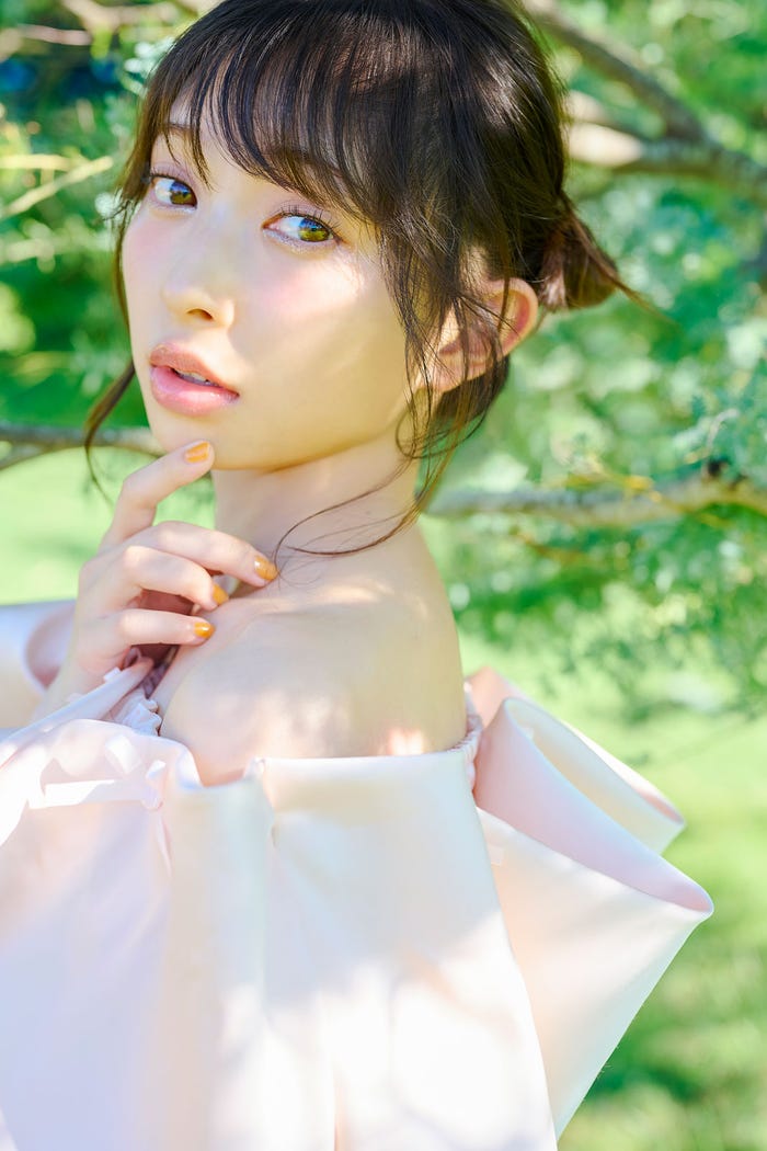 辻野かなみ1st写真集「KanamiTsujino」通常版裏表紙カット(C)SDP