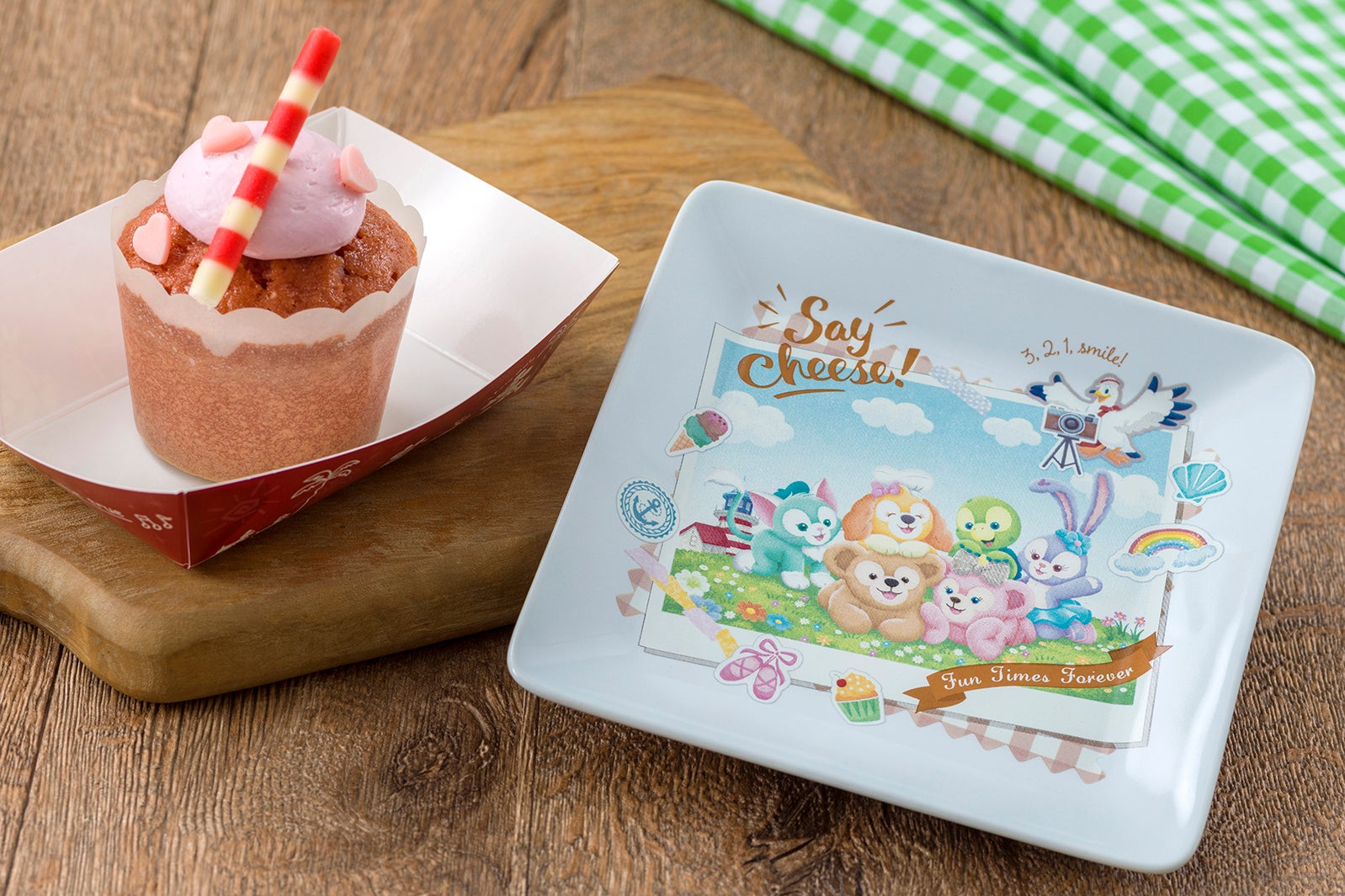 チェリーマフィン、スーベニアプレート付き／¥940 （C）Disney