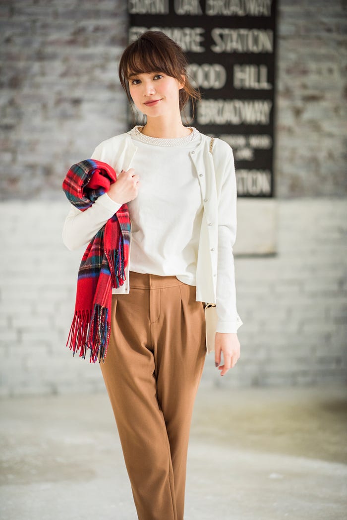 パールつきアンサンブルニット¥16,000/ロペ テーパードパンツ¥13,000/TONAL バッグ¥7,400/SMIR NASLI ストール¥15,000/インターモード(インターモード川辺)(C)TOPLOG