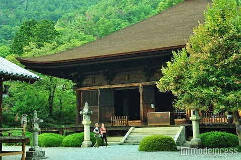 山に囲まれた本堂。奥にはブドウを手にする穏やかなお顔持ちの薬師如来像などが安置されています（C）モデルプレス