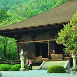 山に囲まれた本堂。奥にはブドウを手にする穏やかなお顔持ちの薬師如来像などが安置されています(C)モデルプレス