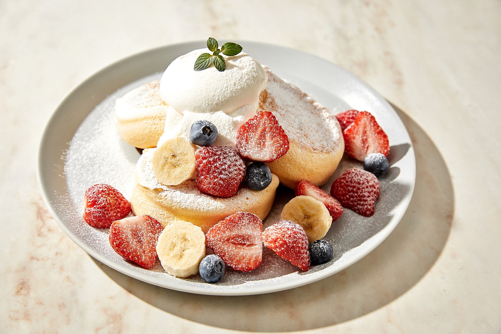 奇跡のパンケーキ ストロベリー 1,250円+tax／画像提供：ベイクルーズ