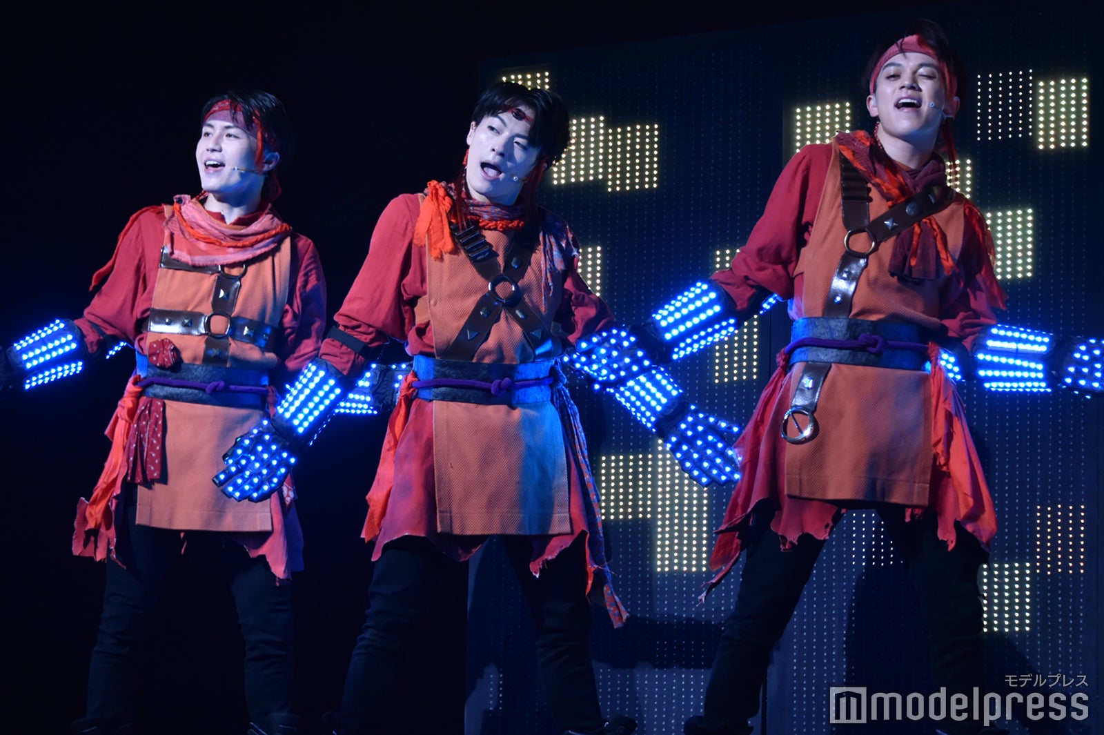 赤忍者のパフォーマンス／（左から）松田元太、松倉海斗、宮近海斗 （C）モデルプレス