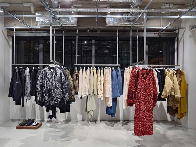 「ヨシオクボ」のグランドフロアー、社内に一般公開ギャラリーを開設 「デザイナーの仕事を見てほしい」