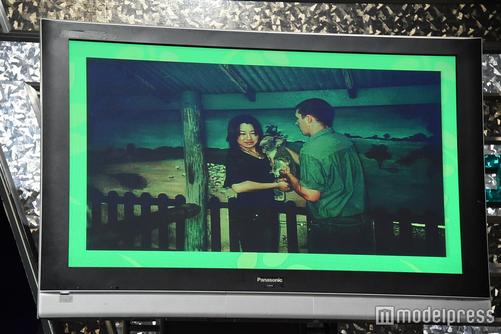 20代の頃の仁香がスクリーンに映し出された（C）モデルプレス