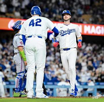 ドジャース タッカーに第1子が誕生！妻・サマンサさんと一緒に発表 幸せいっぱいの家族写真も公開