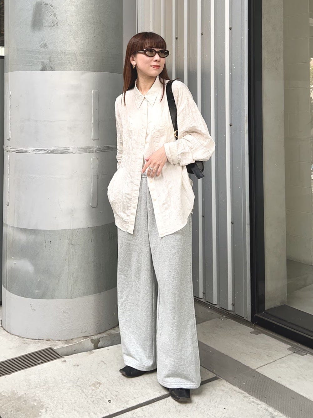 上半身はきれいめ、下半身はラフなミックスコーデに仕上げて 出典:WEAR